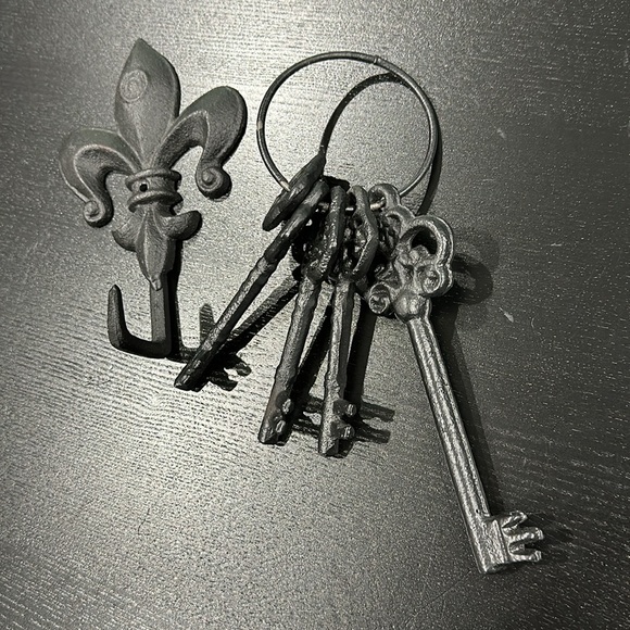 Vintage Decorative Iron Key Set with Fleur-De-Lis Hook - Picture 3 of 5
